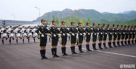 二零一九大阅兵女兵方队，展现新时代巾帼风采，『新时代巾帼风采，二零一九大阅兵女兵方队闪耀瞬间』