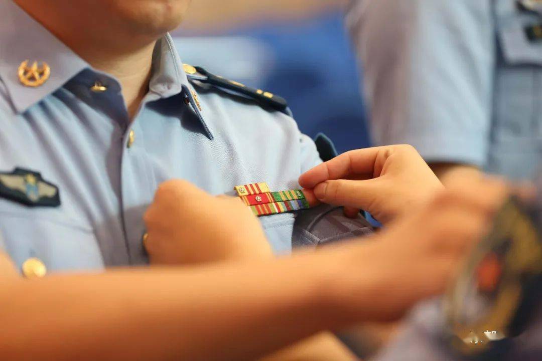 新式警服配发资历牌，重塑警务形象，提升职业荣誉感，新式警服配发资历牌，重塑警务形象，增强职业荣誉感
