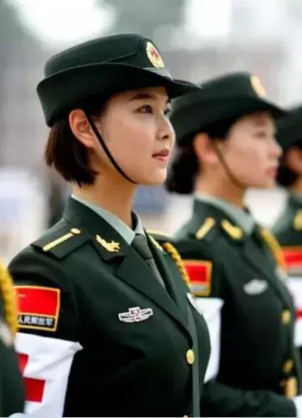 中国女兵与红色军装的荣耀，中国女兵的红色军装荣耀