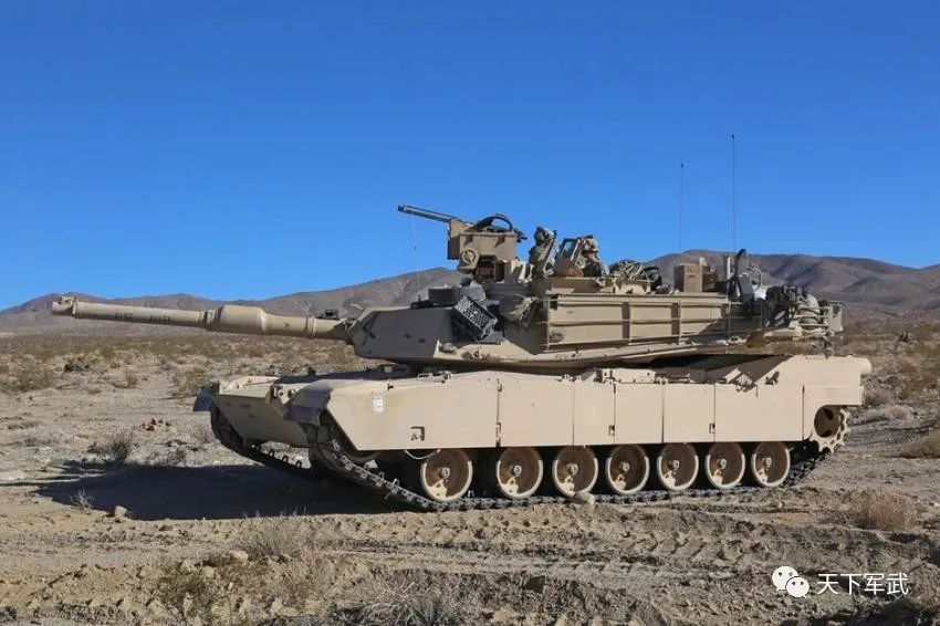 艾布拉姆斯M1A2坦克，现代战争中的钢铁巨兽，艾布拉姆斯M1A2坦克，现代战争钢铁巨兽的霸主地位