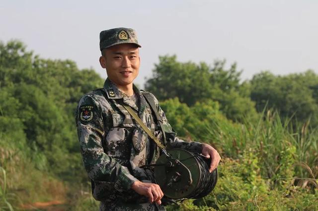 探索英雄之路,记中国人民解放军陆军第72集团军丁来富少将,记中国人民解放军陆军第72集团军少将丁来富,英雄之路的探寻