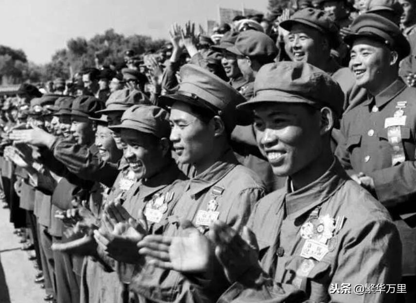 军官帽子与士兵帽子之间的区别,象征权力的差异与细节对比,军官与士兵帽子,权力象征与细节对比的对比解析