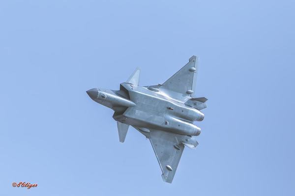歼-20与F-22，究竟谁更强？，歼-20与F-22，谁主沉浮？空战实力大比拼！