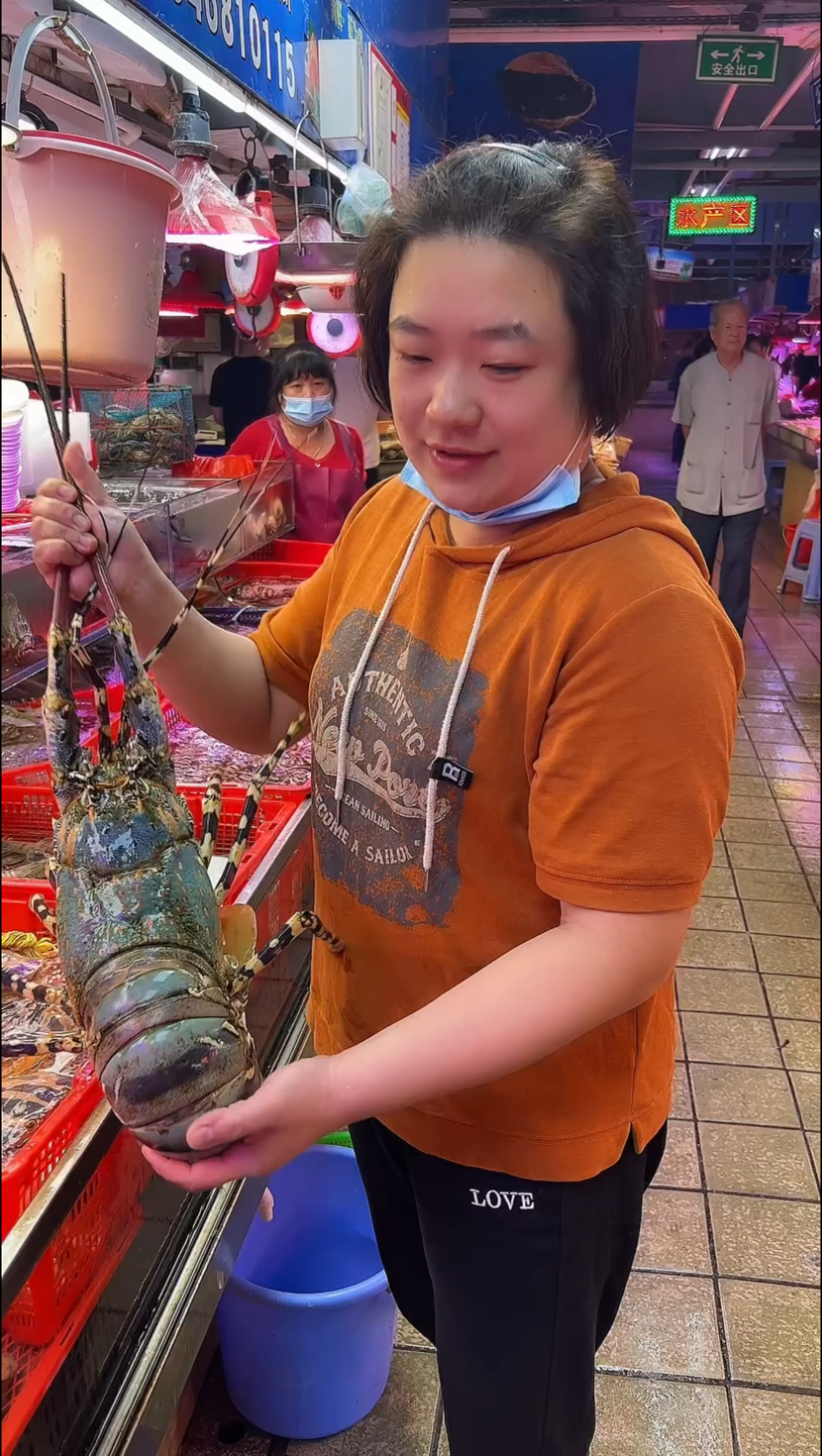 华南海鲜市场女老板照片背后的故事，华南海鲜市场女老板背后的故事揭秘