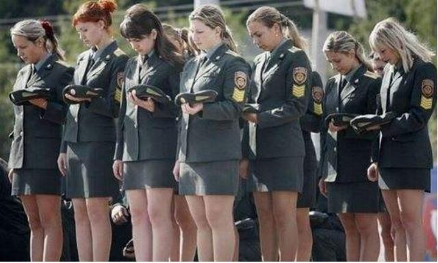 女兵裙子的作用,超越传统认知的军事装备探讨,女兵裙子的多重作用,突破传统认知的军事装备探讨