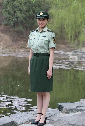 女兵裙子的作用,超越传统认知的军事装备探讨,女兵裙子的多重作用,突破传统认知的军事装备探讨