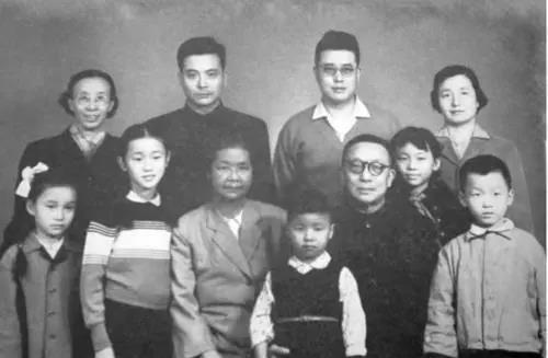 邓志典简历——一位杰出人才的成长轨迹，邓志典的成长轨迹，一位杰出人才的辉煌历程