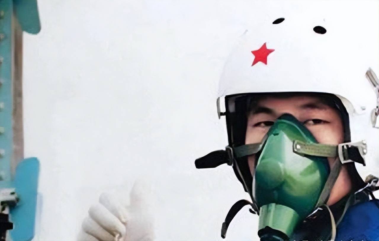 两名飞行员不幸牺牲，英雄精神的永恒照耀，两名飞行员英勇牺牲，英雄精神永垂不朽