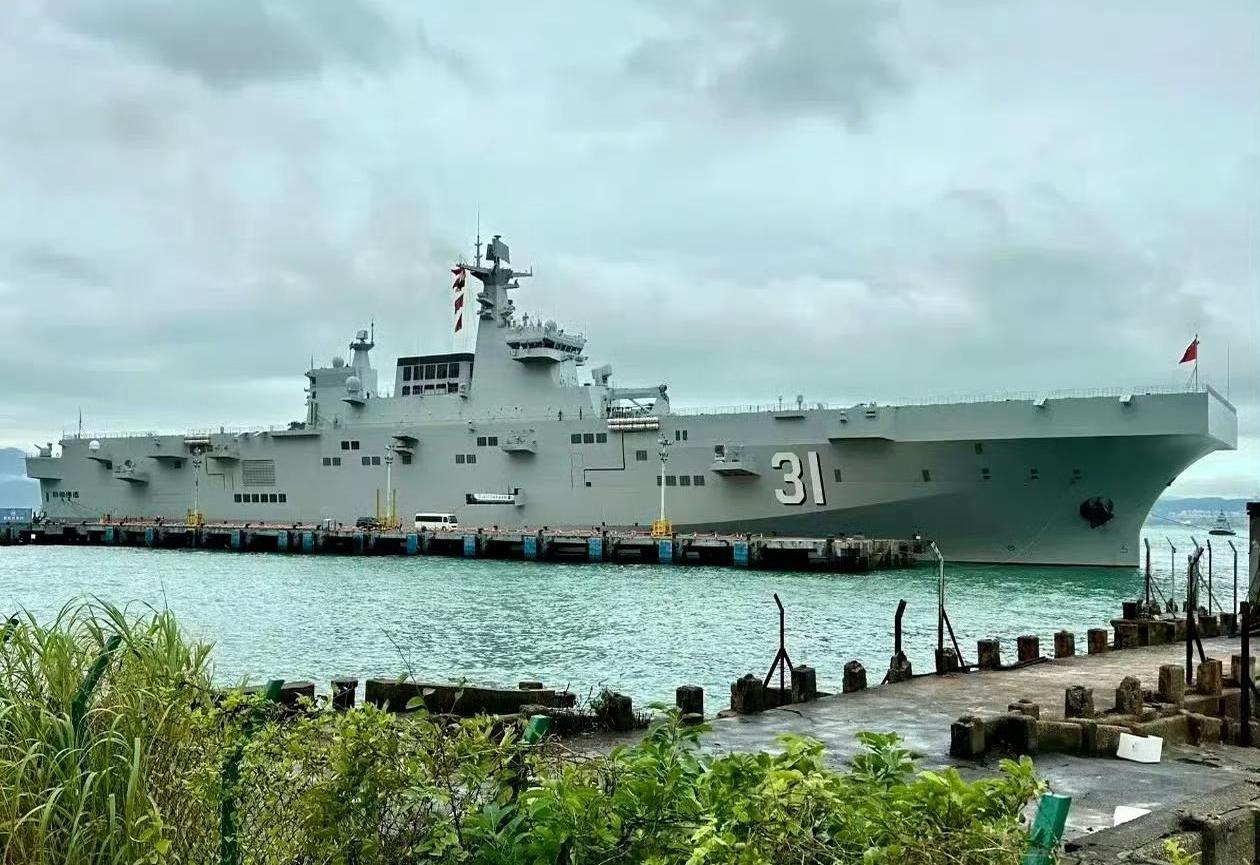 海南075型两栖攻击舰，中国海军的新锐力量，中国海军新锐力量，海南075型两栖攻击舰亮相