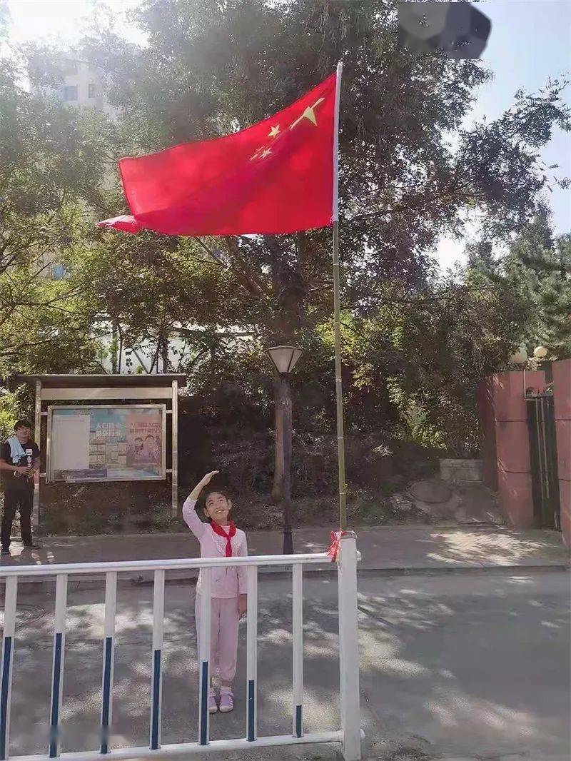 中国人民解放军的军旗、军徽与军装，象征荣耀与力量的图片，中国人民解放军军旗、军徽与军装，荣耀与力量的象征