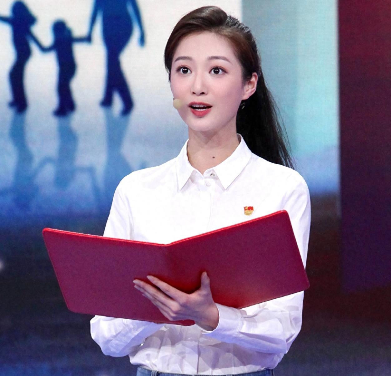 军事频道主持人冯琳，声音与力量的完美结合，冯琳，军事频道的声音与力量之星