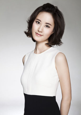 职业套装女主持人的魅力与风采，女主持人职业套装的魅力与风采展示