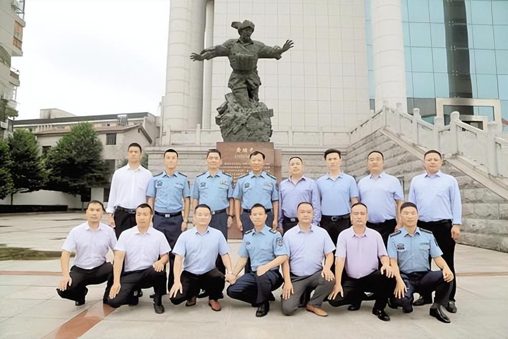 汶川地震中的空降兵英雄，来自哪个军区的无畏力量，汶川地震中的空降兵英雄，揭秘来自某军区无畏力量的英勇事迹