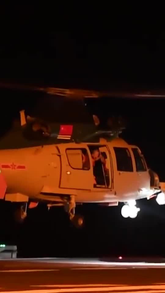 辽宁舰夜间起降，展现中国海军力量的不凡实力，辽宁舰夜间起降，展现中国海军力量的震撼实力