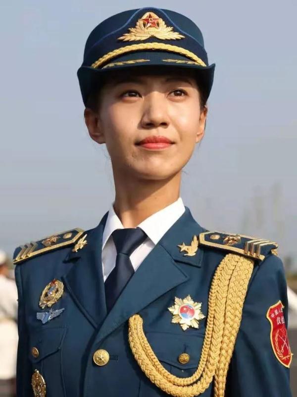 人民解放军仪仗队女兵正面照，荣耀与力量的象征，人民解放军仪仗队女兵，荣耀与力量的正面展现