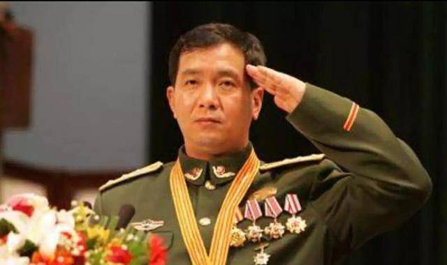 丁晓兵献花烈士,英雄之魂的崇高致敬,丁晓兵向烈士献花,英雄致敬展现崇高之魂