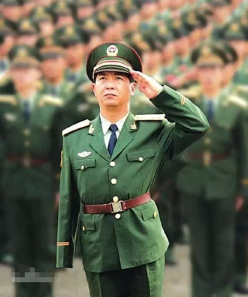 丁晓兵献花烈士,英雄之魂的崇高致敬,丁晓兵向烈士献花,英雄致敬展现崇高之魂