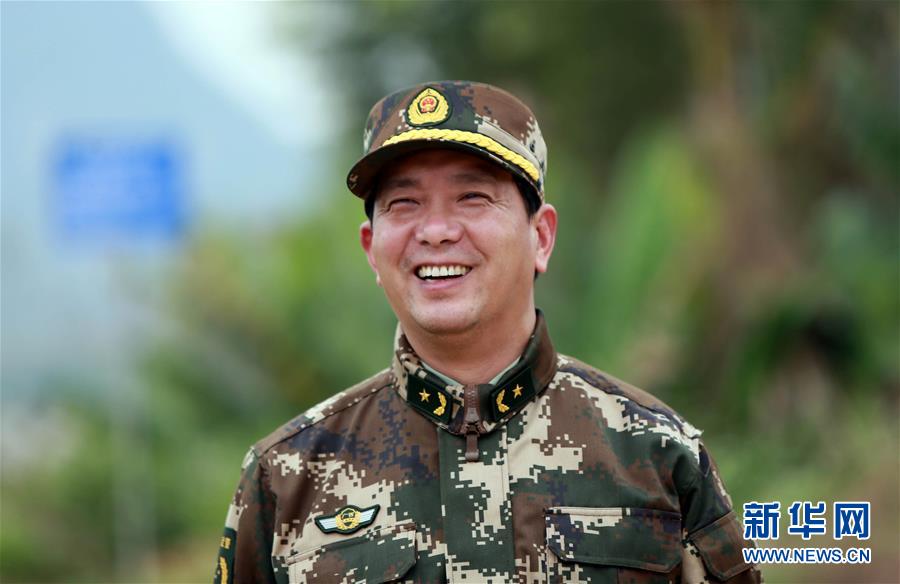 丁晓兵献花烈士,英雄之魂的崇高致敬,丁晓兵向烈士献花,英雄致敬展现崇高之魂