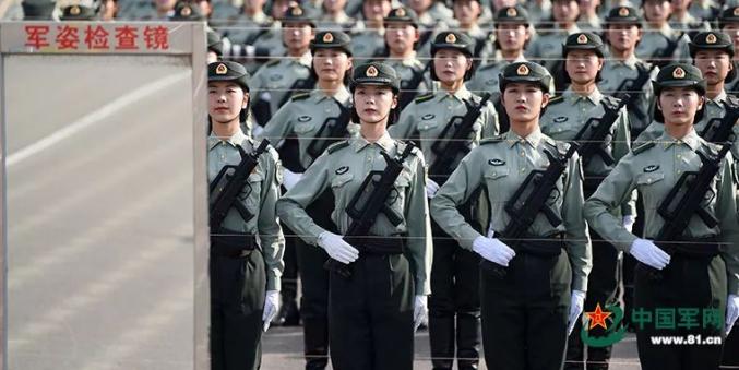 女兵阅兵