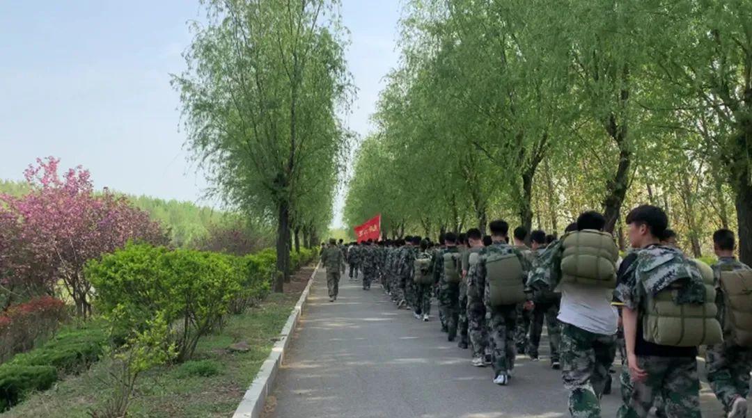 第13集团军组织冬季拉练,锤炼铁军,锻造战斗力,第13集团军冬季拉练锤炼战斗力,锻造铁军精神