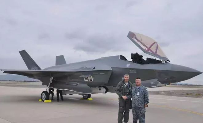 中国空军一号战斗机,翱翔天际的雄鹰,中国空军一号战斗机,天际翱翔的雄鹰霸主