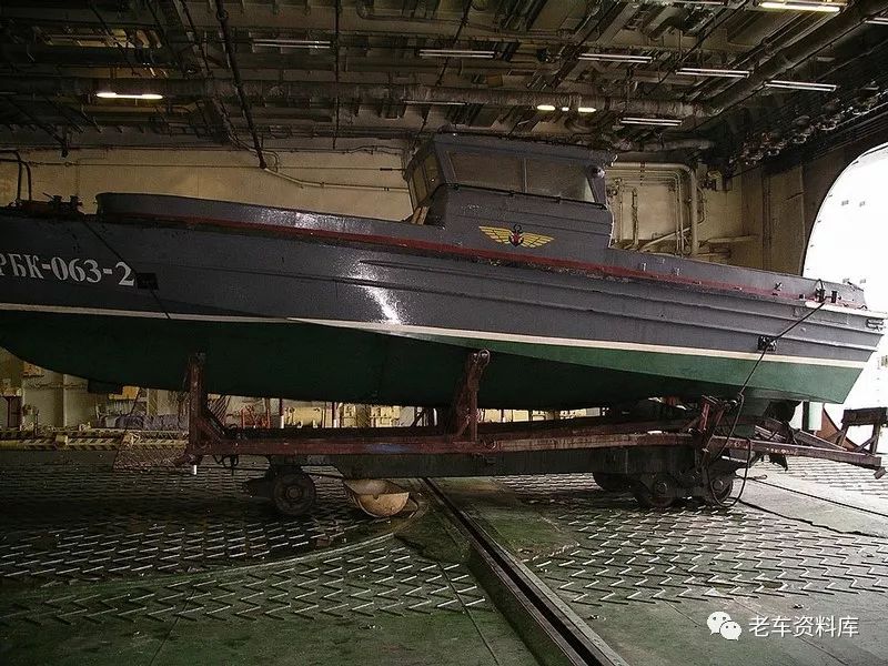 航空母舰内部示意图，揭示现代海军巨无霸的内部奥秘，现代海军巨无霸内部揭秘，航空母舰内部示意图全解析