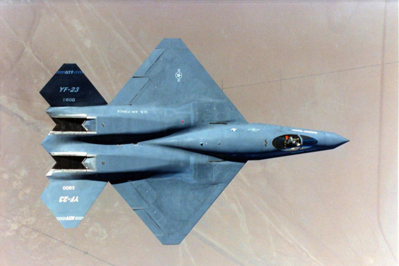 探索神秘的蓝天战士，F-22战斗机图片，揭秘蓝天战士，F-22战斗机震撼图片展示