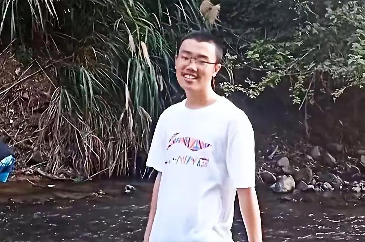 胡鑫宇是否因家庭原因离开家庭,探究背后的因素与影响,胡鑫宇离开家庭背后的因素与影响,家庭原因探究