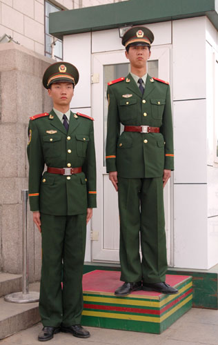 武警穿什么衣服，制服下的荣耀与责任，武警制服下的荣耀与责任，制服下的风采与担当