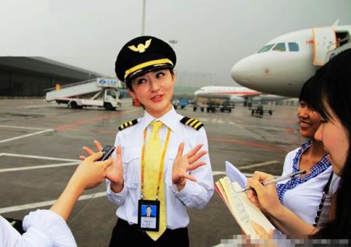 中国最美女飞行员赵楠，英勇无畏，绽放蓝天，中国最美女飞行员赵楠，蓝天上的英勇之花