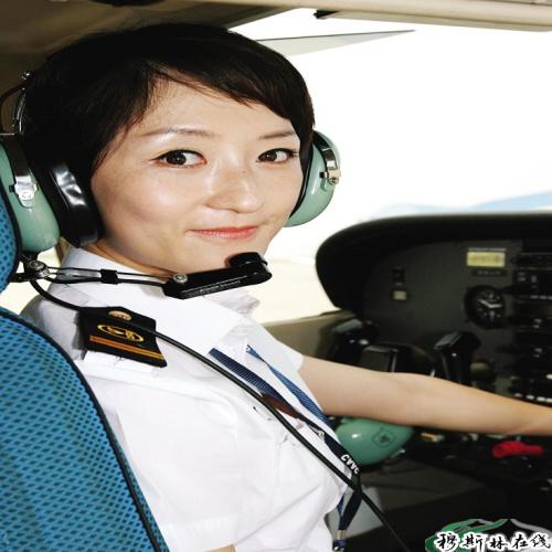 中国最美女飞行员赵楠,英勇无畏,绽放蓝天,中国最美女飞行员赵楠,蓝天上的英勇之花