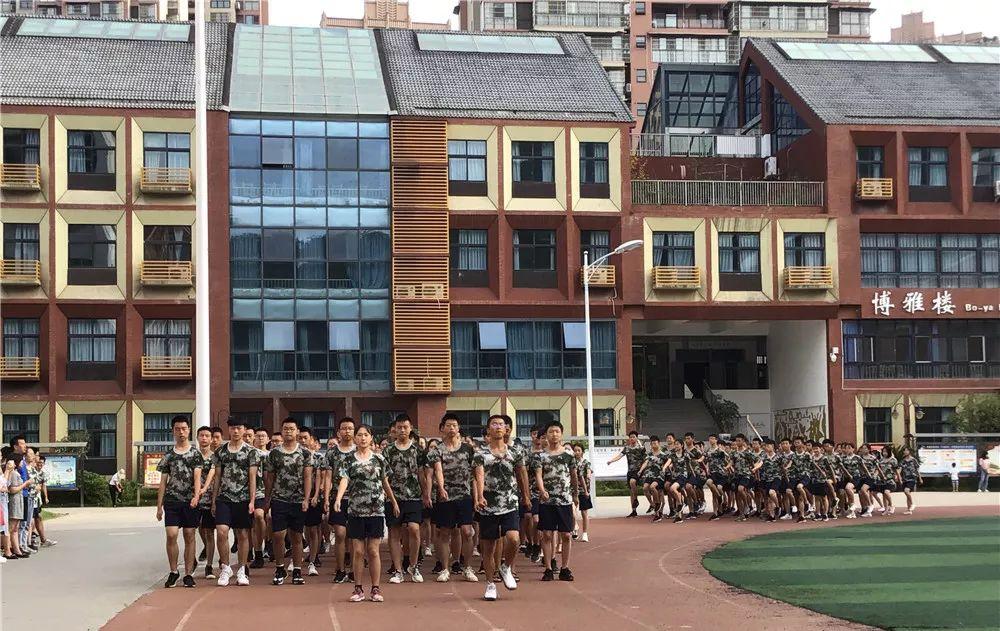 揭秘喊分列式开始的神秘人物,在2019年国庆阅兵中的声音震撼世界,揭秘喊分列式开始神秘人物,阅兵声音震撼世界