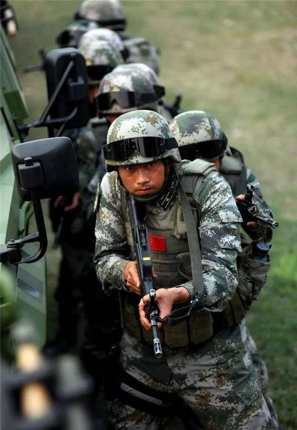 中国第一特种兵侯国领，荣耀与传奇的铸就者，中国特种兵传奇人物侯国领，荣耀铸就之路