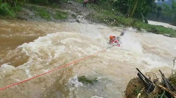 韶关三村遭遇洪水侵袭，国防军事力量筑起抗洪堡垒，韶关三村洪水侵袭，国防力量筑起抗洪堡垒
