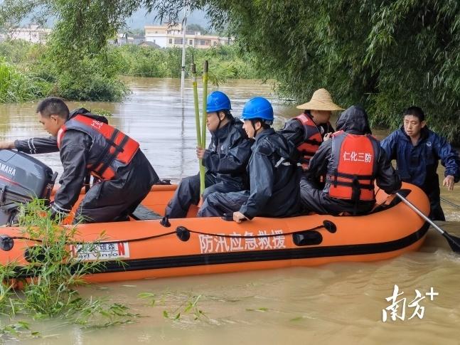 韶关三村遭遇洪水侵袭,国防军事力量筑起抗洪堡垒,韶关三村洪水侵袭,国防力量筑起抗洪堡垒