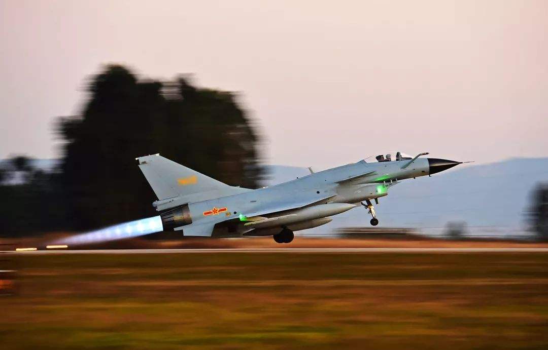 歼10战斗机木制模型视频，探索军事模型的艺术与工艺，歼10战斗机木制模型的探索，军事模型的艺术与工艺展示视频