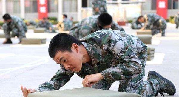 新兵连普通人能扛下来吗？探究新兵训练的艰辛与挑战，新兵训练的艰辛与挑战，普通人能否成功完成新兵连训练？