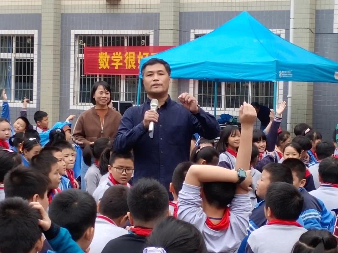 辽宁舰女少校谈走红，实力与魅力的双重展现，辽宁舰女少校走红，实力与魅力的闪耀展现