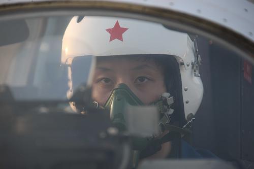 中国女兵飞行员照片，展现女性力量与荣耀的天空，中国女兵飞行员风采，荣耀天空的巾帼力量