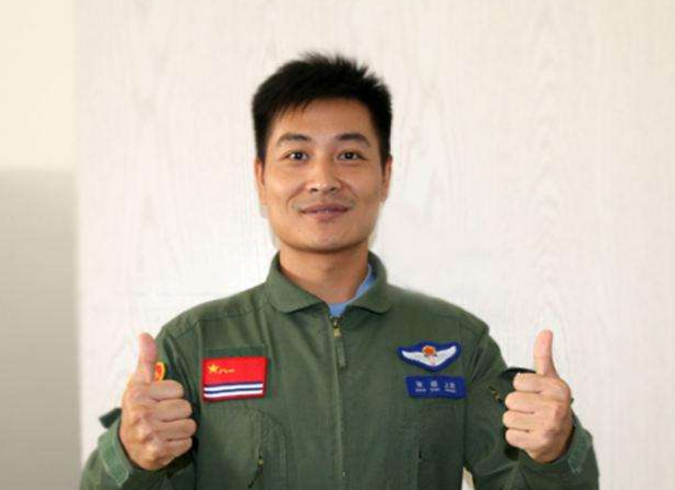 海军司令员张连中的卓越领导与坚定信念，海军司令员张连中的卓越领导风范与坚定信念引领时代前行