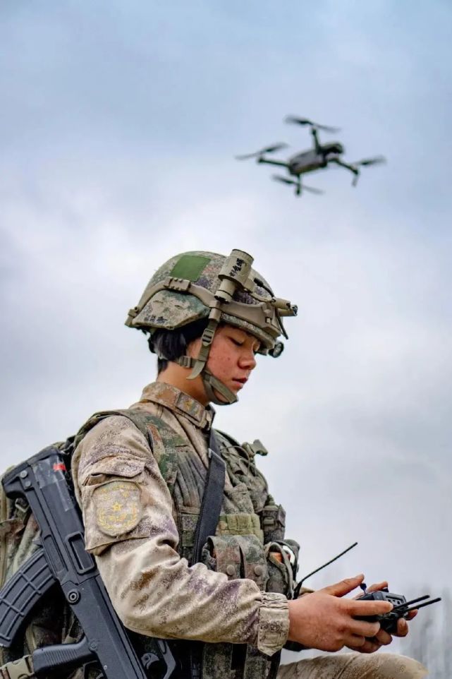 星空迷彩提鞋壁纸,时尚与军事元素的完美结合,时尚与军事元素交融,星空迷彩提鞋壁纸亮相潮流前线