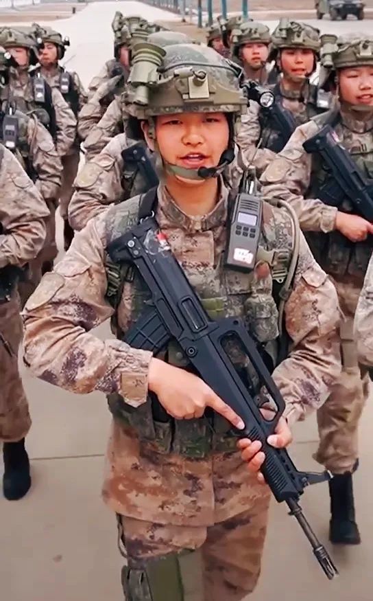 星空迷彩提鞋壁纸,时尚与军事元素的完美结合,时尚与军事元素交融,星空迷彩提鞋壁纸亮相潮流前线