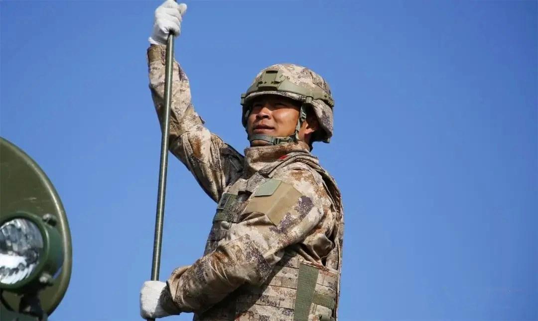 星空迷彩作战靴，现代战士的装备革新与战术优势探索，星空迷彩作战靴，现代战士装备革新与战术优势深度解析