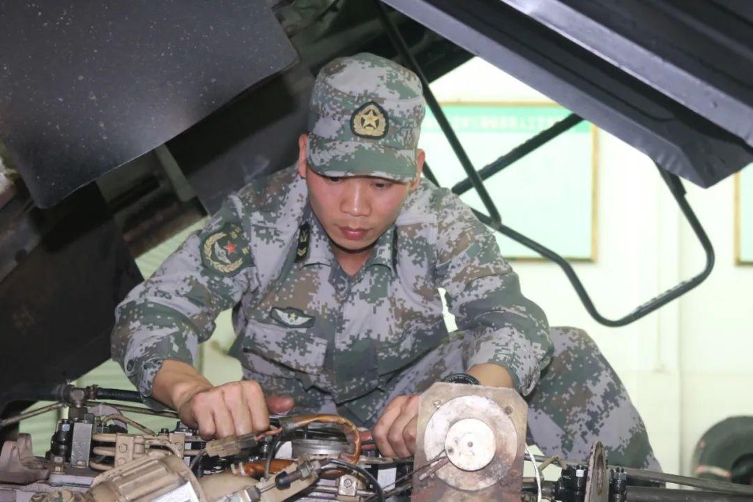 二级上士,军队中的精英干部级别,二级上士,军队精英干部级别揭秘