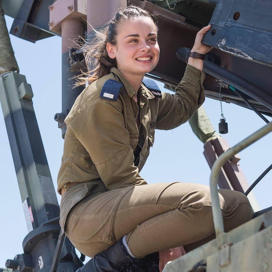 以色列女兵阅兵风采展示,以色列女兵阅兵风采惊艳亮相