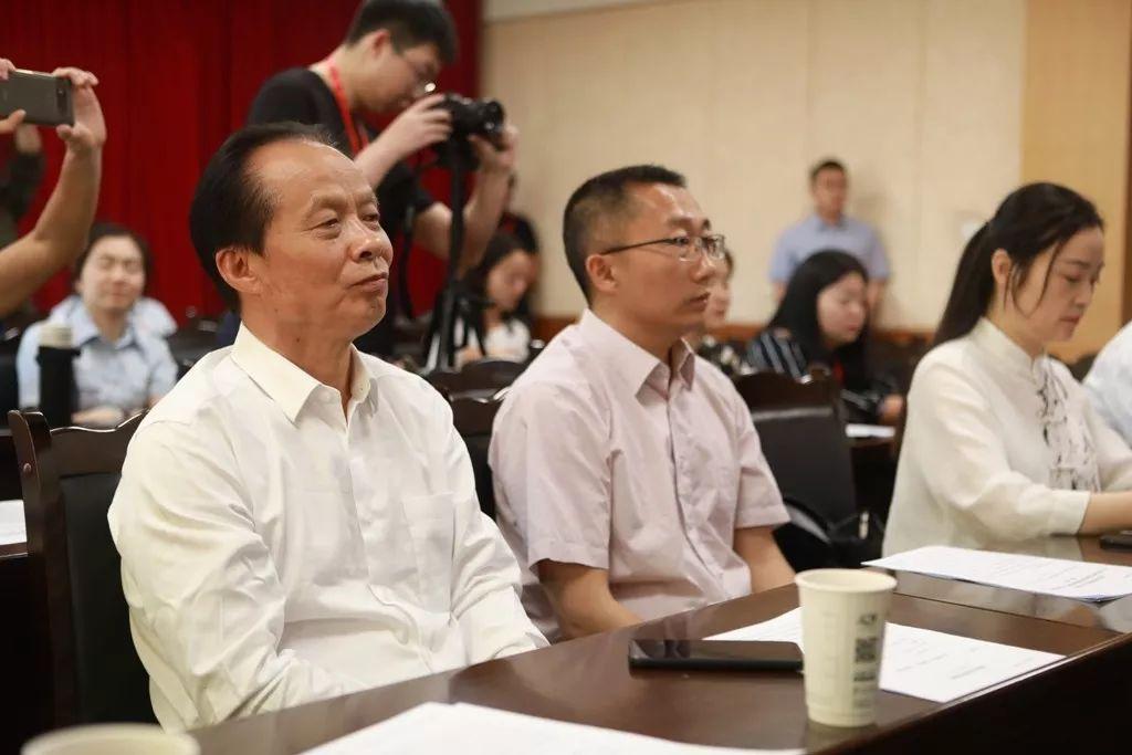 最近战争新闻的画法与写法,如何捕捉战争的真相并传达给公众,揭秘战争新闻写作艺术,捕捉真相,传达给公众的标题策略