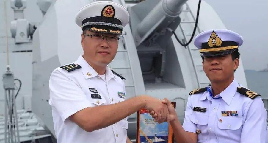 原石家庄舰舰长，铁血指挥下的海洋卫士，原石家庄舰舰长，铁血指挥的海洋卫士传奇