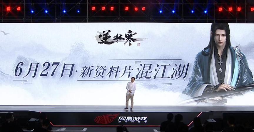 新闻发布会上的飞机坠落事件，飞机坠落事件新闻发布会报道