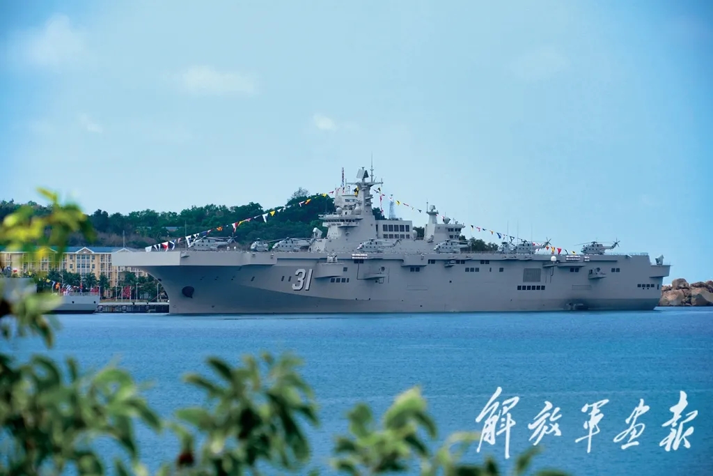 海军三型主战舰艇入列
