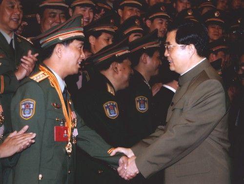 丁晓兵与广西武警总队司令妻子的故事，英雄背后的力量与温情，丁晓兵与广西武警总队司令妻子，英雄背后的力量与温情故事